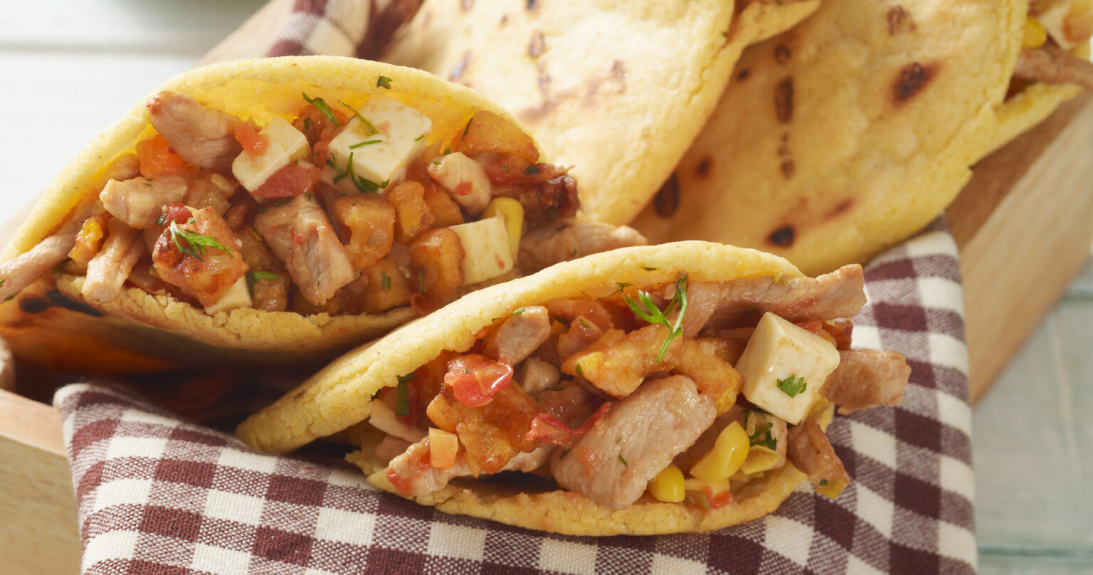 arepa paisa con lagarto de pierna de cerdo