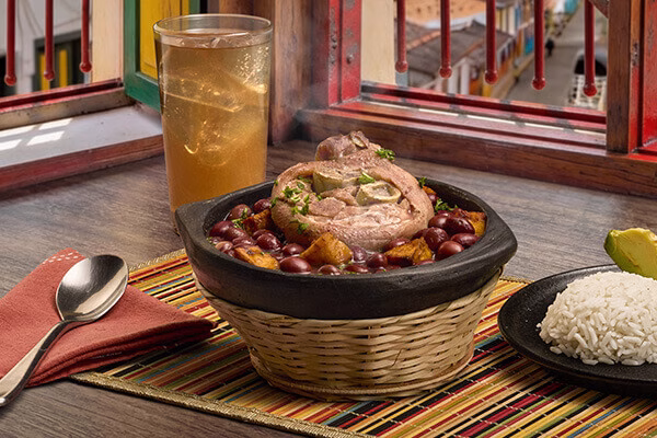 frijoles con pata arroz y aguacate pork colombia