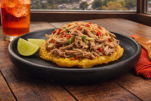 Patacón con pierna de cerdo desmechado pork colombia